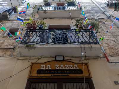 Nonostante sia il locale pi� �giovane�, aperto solo nel 2018, il posto rispecchia in pieno lo spirito barese, simbolo di una semplicit� che procede di pari passo con la tradizione. Basti pensare che il nome si deve al nomignolo storico di famiglia, che si tramanda di generazione in generazione